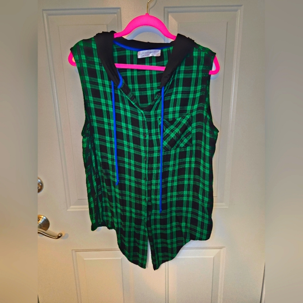 No Boundaries Sleeveless Button Down Green and Black Plaid Hooded Shirt